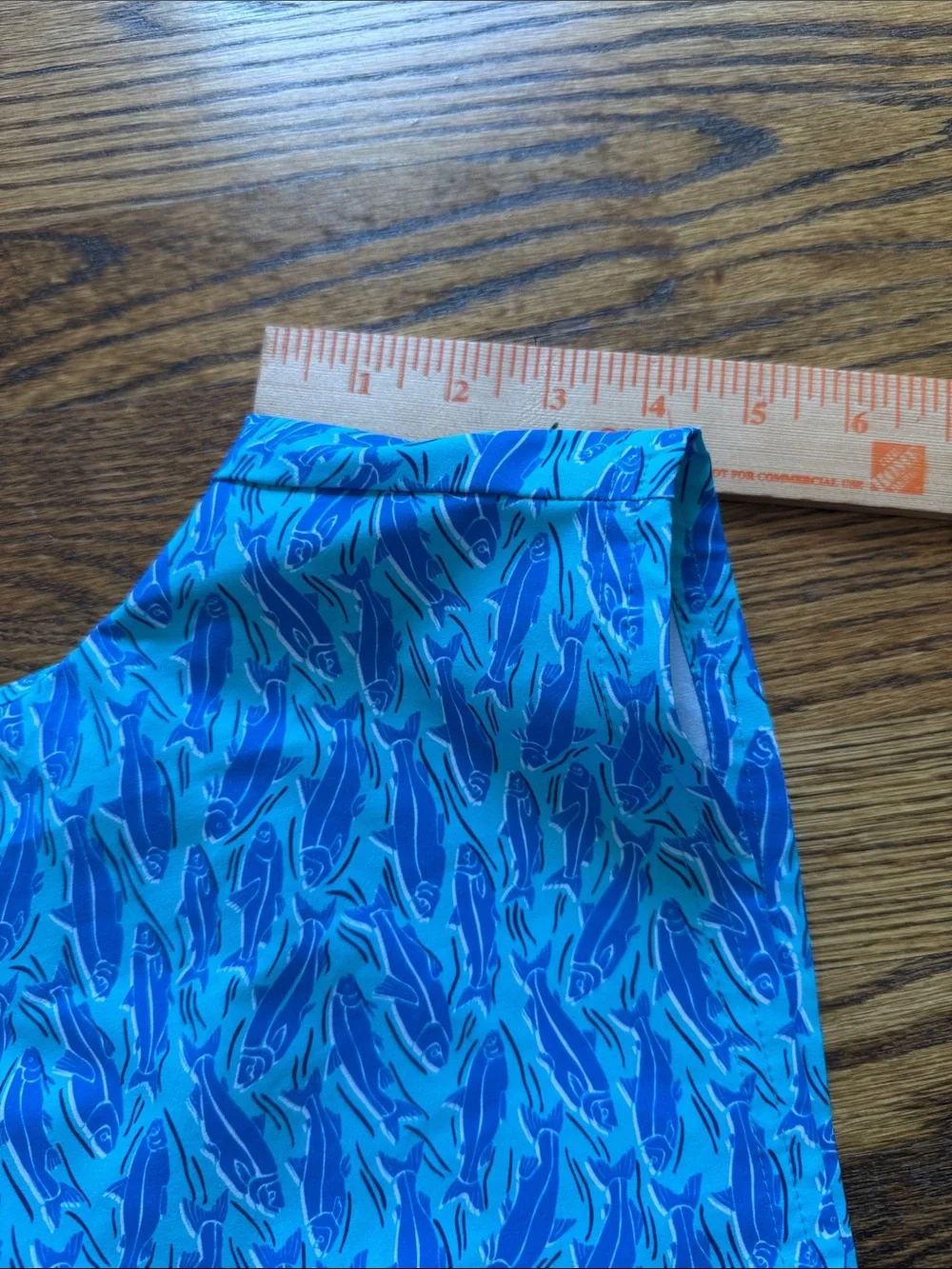 Vineyard Vines Teal and Royal Blue Shark-Pattern Swim Trunks med